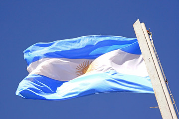 Bandera Argentina hondeando en lo alto de la Puna argentina - obrazy, fototapety, plakaty