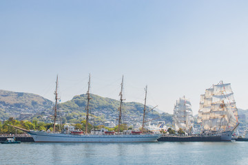 Obraz premium 長崎帆船祭り Nagasaki Sailing ship Festival 長崎県長崎港 日本丸とパラダとナジェジュダ
