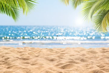 Foto auf Leinwand Abstrakter Meerblick mit Palme, tropischer Strandhintergrund. Bokeh-Licht von ruhigem Meer und Himmel verwischen. sommerferien hintergrundkonzept. © jakkapan