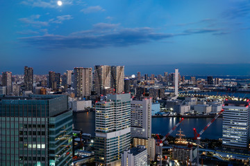 浜松町 月と東京湾の夜景