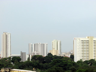 Obraz premium Urban landscape with tall buildings