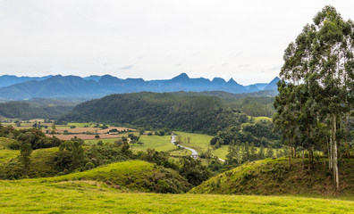 Paisagem de vale com montanha