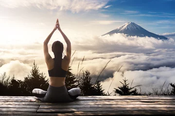 Cercles muraux Mont Fuji Jeune femme pratiquant le yoga dans la nature. bonheur féminin. Paysage d& 39 arrière plan.