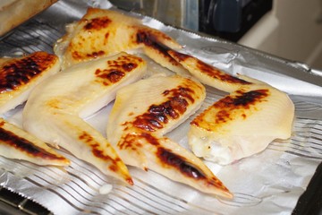 焼きあがった手羽先の西京漬け