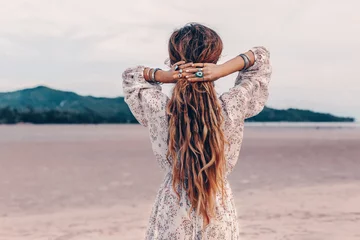 schönes junges Mode-Modell im weißen Kleid Nahaufnahme im Freien Porträt bei Sonnenuntergang © zolotareva_elina