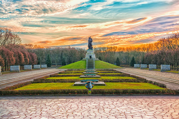 Fototapety  Radziecki pomnik wojenny w Treptower Park o wschodzie słońca, Berlin, Niemcy