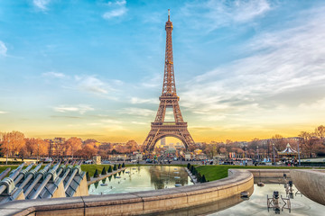 Eiffeltoren bij zonsondergang in Parijs, Frankrijk. Romantische reisachtergrond
