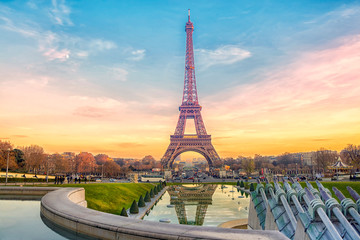 Eiffeltoren bij zonsondergang in Parijs, Frankrijk. Romantische reisachtergrond