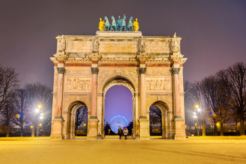 Fototapeta na wymiar Triumphal Arch (Arc de Carrousel) located between Louvre and Tuileries Garden (Jardin des Tuileries) in Paris at night, France