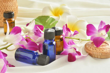 Obraz na płótnie Canvas Aroma oil with flowers