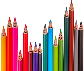 Crayons de couleurs souriants 