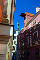 Fototapeta na wymiar Tourists walk in the old city of Riga in summer