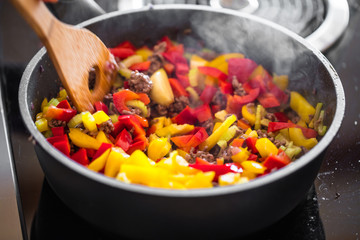 Pfanne mit Hackfleisch und paprika, bolognese zubereitung