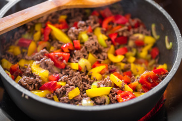 Pfanne mit Hackfleisch und paprika, bolognese zubereitung