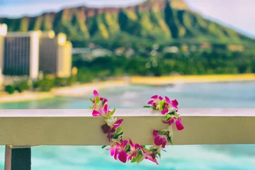 Fototapeten Hawaii background hawaiian flower lei with Waikiki beach landscape. © Maridav