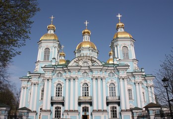 view of the facade of the temple with Golden domes  