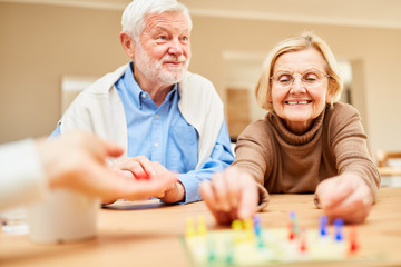 Rentner Paar hat Spaß beim Brettspiel