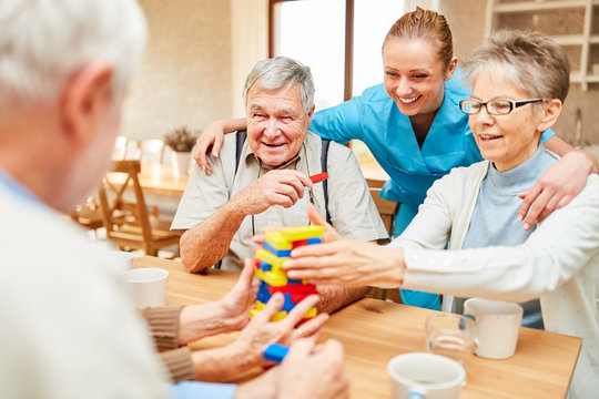 Altenpflegerin kümmert sich um Senioren