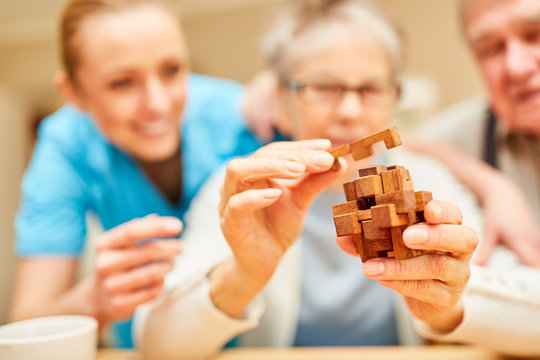 Demente Seniorin steckt Bausteine zusammen
