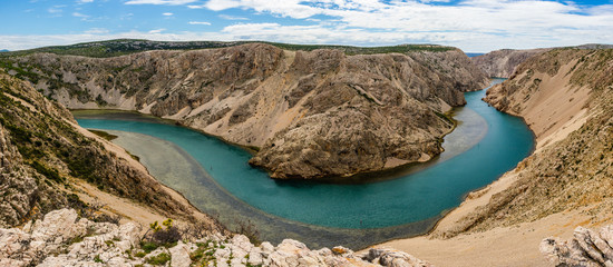 Widok na kanion z błękitną wodą w chorwackich górach © arkezz