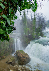 Wysoki stan wody na rzece i wodospadach w Chorwackim mieście Slunj