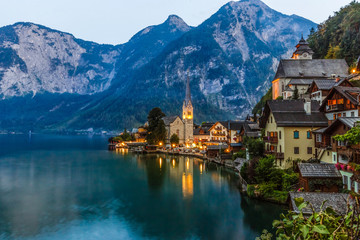 Fototapeta premium Bajeczna wioska alpejska z majestatycznym jeziorem w pochmurny dzień, Hallstatt, Salzkammergut, Austria, Europa