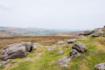 Fototapeta na wymiar Dartmoor, Devon, Heidelandschaft, Moor, Felsen, Wanderweg, Nationalpark, Frühling, Südengland