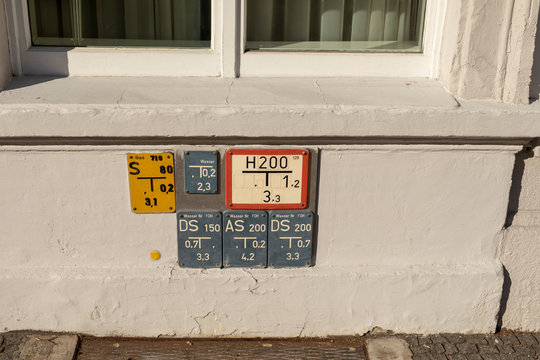Schilder f&uuml;r Hydranten und Wasseranschl&uuml;sse an einer Hauswand