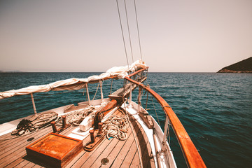 Bateau &agrave; voile effet vintage en vacances