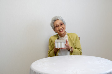 プレゼントを受け取り喜ぶおばあちゃん