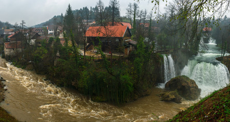Widok na rzekę i wodospady w chorwackim mieście Slunj