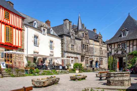 Rochefort-en-terre. La place du village. Morbihan. Bretagne