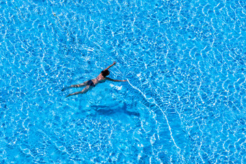 Frau schwimmt in Pool.