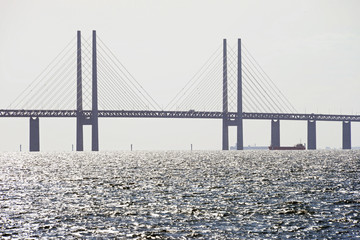 Segelboot unter der Öresundbrücke