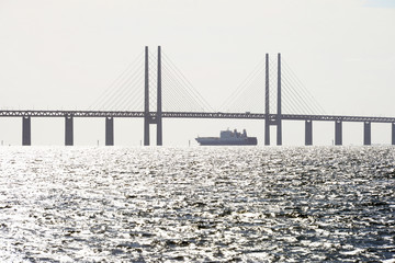 Abendstimmung mit Fähre unter der Öresundbrücke