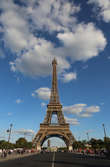 Fototapeta na wymiar road and the Eiffel tower in Paris