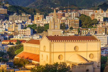 Obraz premium MESSINA, ITALY - NOVEMBER 06, 2018 - Panoramic view of the city and the Duomo di Messina or Messina Cathedral in Sicily