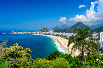 Copacabana-Strand in Rio de Janeiro, Brasilien. Der Strand der Copacabana ist der berühmteste Strand von Rio de Janeiro, Brasilien