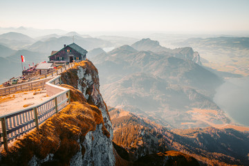 Fototapeta premium Widok na szczyt góry Schafberg o zachodzie słońca, Austria