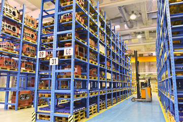 industrielles Warenhaus einer Fabrik // high shelves with industrial goods in a goods warehouse of a factory