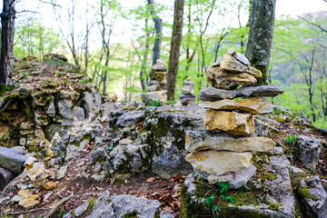 Fototapeta premium Aufgestapelte Steine im Wald