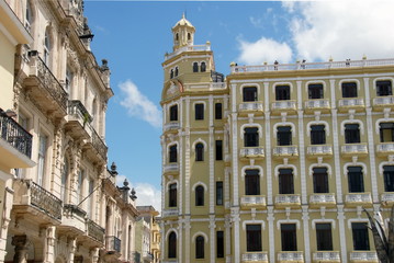 Fototapeta premium Ville de La Havane, Place Viéra édificio Gomez Vila, et immeuble de style, Cuba, Caraïbes