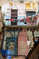 Ville de La Havane, immeuble vétuste coloré, linge suspendu, peinture extérieure, Cuba, Caraïbes