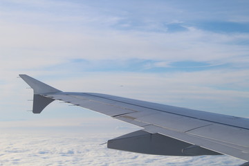 Obraz premium Blick aus einem Verkehrsflugzeug blauer Himmel