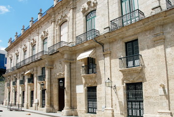Fototapeta na wymiar Ville de La Havane, bâtiment à colonnes et balcons en fer forgé, Cuba, Caraïbes