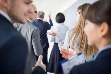 Kollegen in einer Firma unterhalten sich entspannt