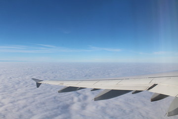 Fototapeta premium Flügel von einem Verkehrsflugzeug über den Wolken