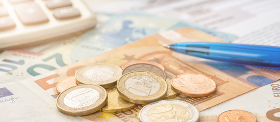 Münzgeld auf Euroscheinen
