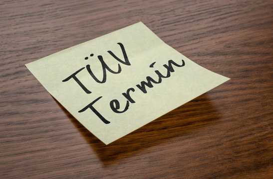 Haftnotiz mit der Beschriftung Jetzt T&Uuml;V Termin