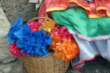  La Havane, fleurs colorées dans un panier en osier, robe bariolée, Cuba, Caraïbes